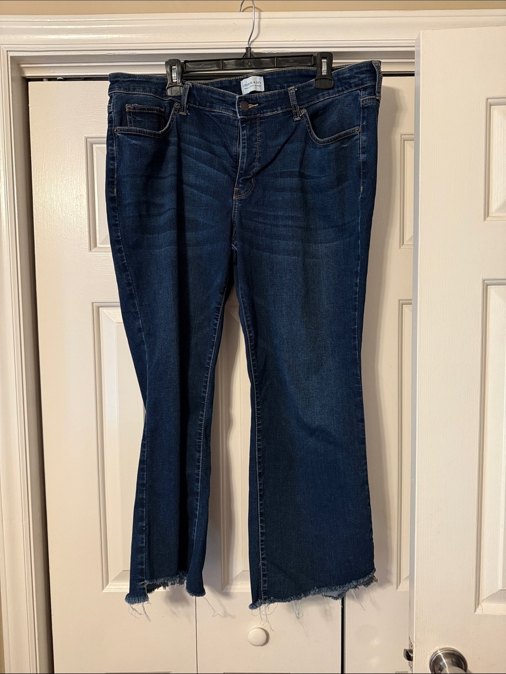 crown & ivy Dark Blue Slim women’s crop Jeans with Contrast Stitching and raw he